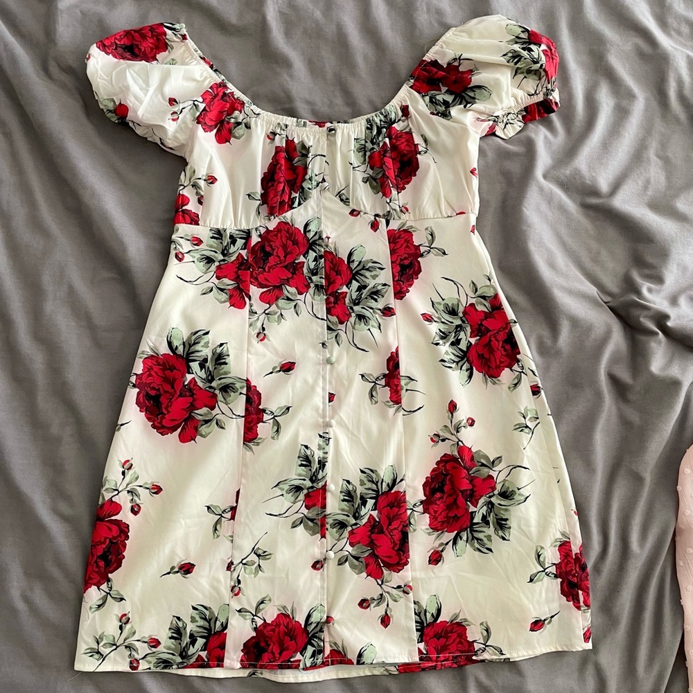 Very cute dress with button details! Brand new size M